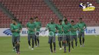 Para pemain Timnas Indonesia melakukan pemanasan pada  sesi uji coba lapangan di Stadion Rajamangala, Thailand, (16/12/2016). (Bola.com/Vitalis Yogi Trisna)