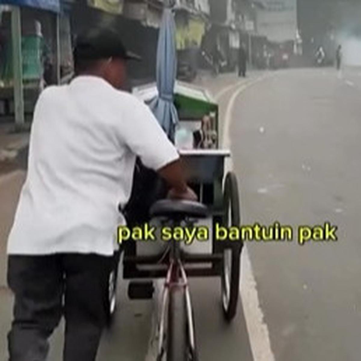 Kolang-Kaling di Tengah Gas Air Mata: Cerita Pak Ardi, Pedagang Tangguh di Tengah Demo