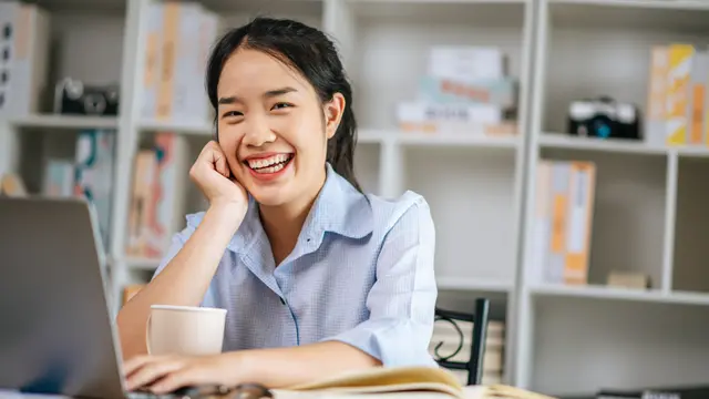 perempuan bahagia bekerja mandiri baik hati