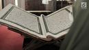 Pengunjung melihat koleksi mushaf Alquran terbesar yang dipamerkan di Museum Bayt Al-Quran, Jakarta, Minggu (19/5/2019). Bayt Al-Quran menampilkan sejarah diturunkannya Alquran mulai dari diturunkannya kepada Nabi Muhammad SAW hingga digital. (merdeka.com/Iqbal Nugroho)