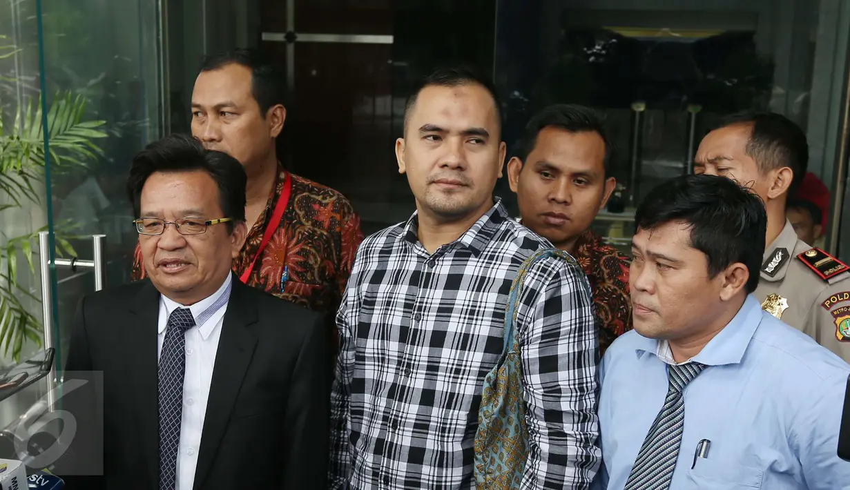 Saipul Jamil (tengah) usai menjalani pemeriksaan di Gedung KPK, Jakarta, Jumat (7/4) Saipul Jamil akan segera disidang di Pengadilan Tipikor dalam kasus dugaan suap panitera PN Jakarta Utara yang melibatkan kakaknya. (Liputan6.com/Helmi Afandi)