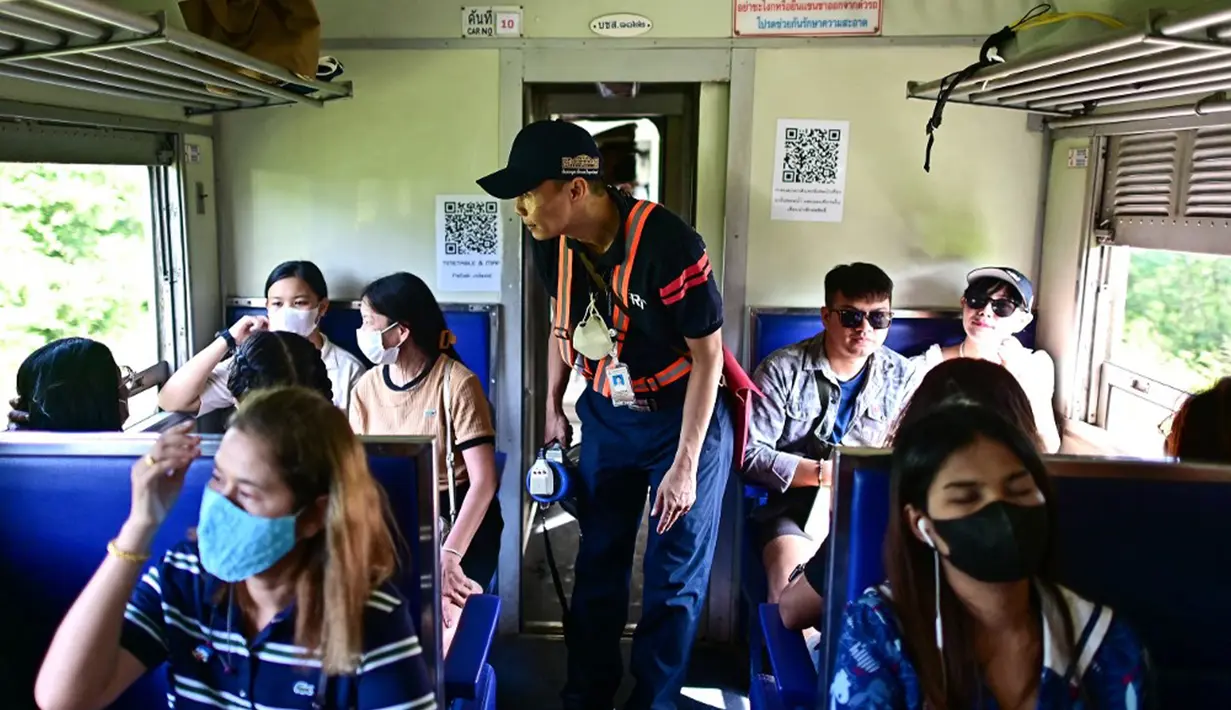 Di kawasan ini penumpang atau para turis memiliki waktu bebas untuk makan siang dan berjalan-jalan di kawasan sekitar. Di sini bahkan tersedia trip seharga 70 baht (sekitar Rp 29 ribu) yang akan membawa turis ke kebun bunga matahari dan pakis di Ban Kluay and Kai Cafe. (MANAN VATSYAYANA/AFP)