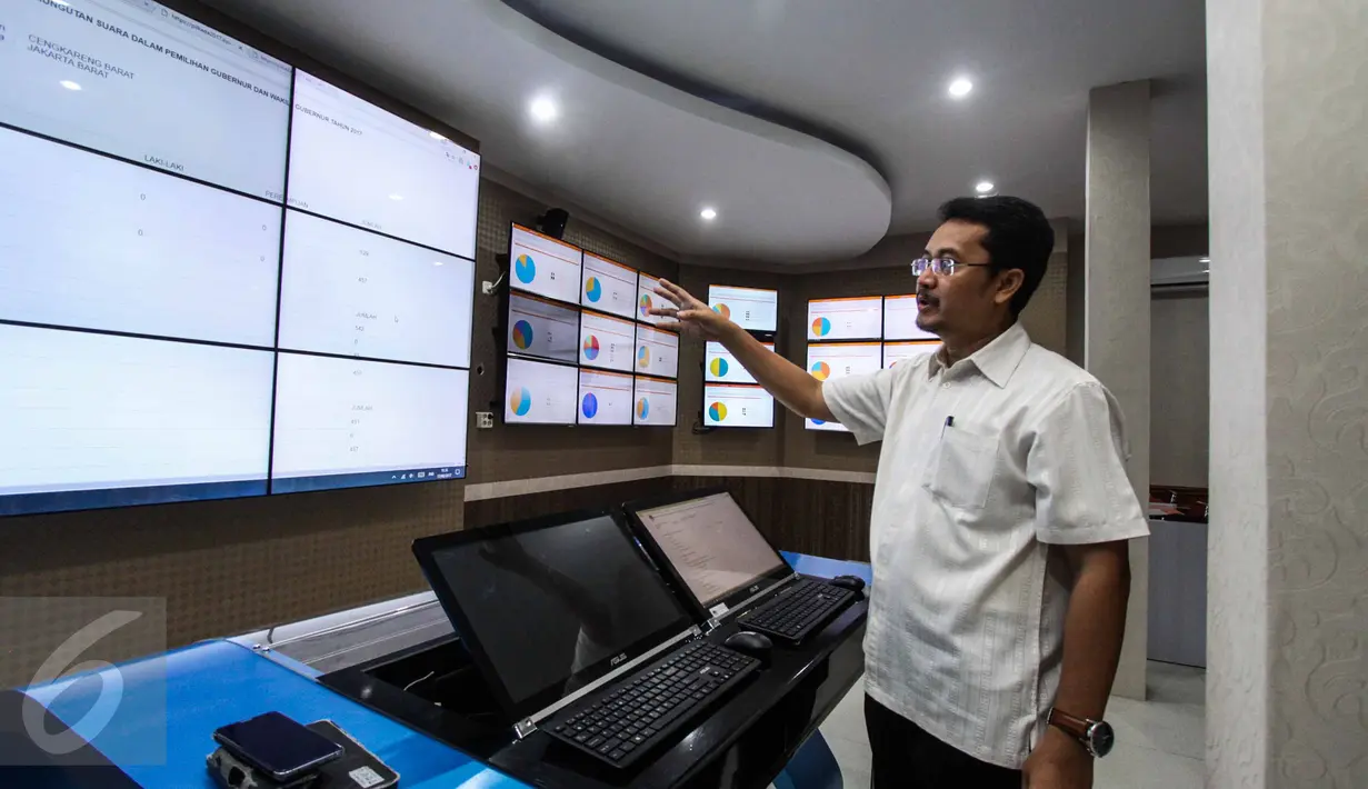 Ferry Kurnia Rizkiyansyah memantau layar monitor terkait Pilkada Serentak 2017 di KPU Pusat, Jakarta, Jumat (17/2). Sementara hasil resmi tetap menggunakan rekapitulasi manual dan berjenjang sesuai dengan amanah undang-undang. (Liputan6.com/Faizal Fanani)