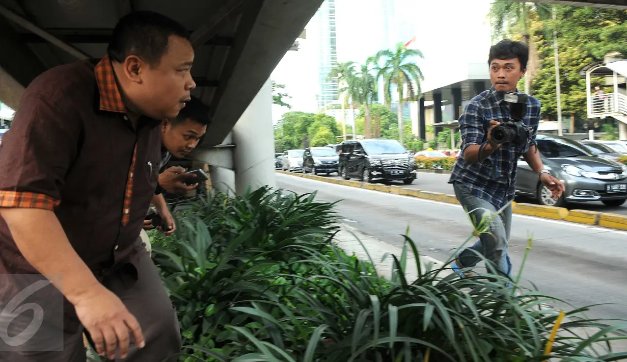 Anggota Komisi V DPR F-PKB Fathan Subchi, lari terbirit-birit usai pemeriksaan sebagai saksi terkait kasus suap Damayanti Wisnu Putranti, di KPK, Jakarta, Kamis (25/2). Fathan diperiksa sebagai saksi untuk tersangka Abdul Khoir (Liputan6.com/Helmi Afandi)