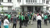 Kerumunan driver Go-Jek di depan Stasiun Kota, kawasan Kota Tua, Jakarta Barat. (Liputan6.com/Muslim AR)