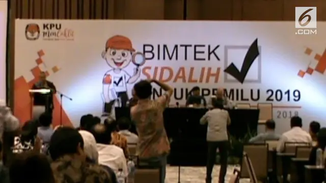 Menyusul dugaan menerima suap dari salah satu pasangan calon, Komisi Pemilihan Umum Republik Indonesia, memberhentikan anggota KPU Kabupaten Garut, Jawa Barat, Ade Sudrajat