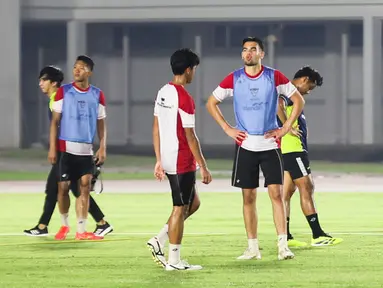 Jens Raven (tengah) dalam latihan Timnas Indonesia U-20 di Stadion Madya, Jakarta Pusat, pada Minggu (22/9/2024) malam WIB. (Bola.com/Abdul Aziz)