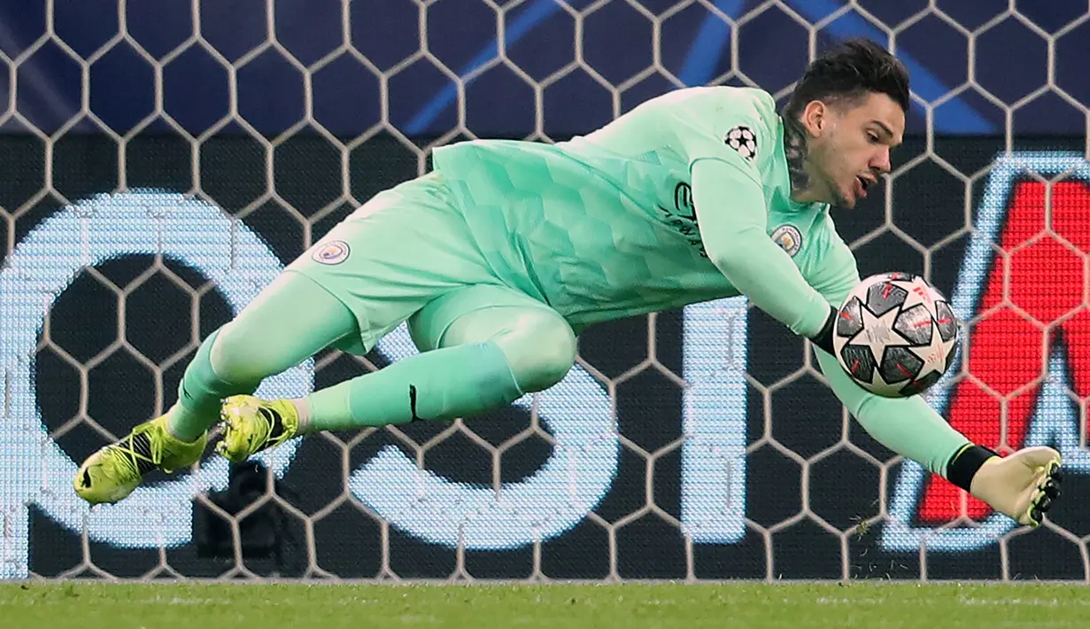 Di ajang Liga Champions musim ini Ederson telah tampil 11 kali selama 990 menit dengan mencatat 16 saves dan 4 kali kebobolan, kalah jauh dengan Edouard Mendy. (AFP/Ferenc Isza)