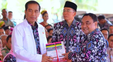 Presiden Joko Widodo menerima buku dari Ketua Umum PWI, Margiono setelah pidato peringatan Hari Pers Nasional 2016 di Kawasan Ekonomi Khusus Mandalika, Kabupaten Lombok Tengah, Nusa Tenggara Barat (NTB), Selasa (9/2). (Setpres/Agus Suparto)