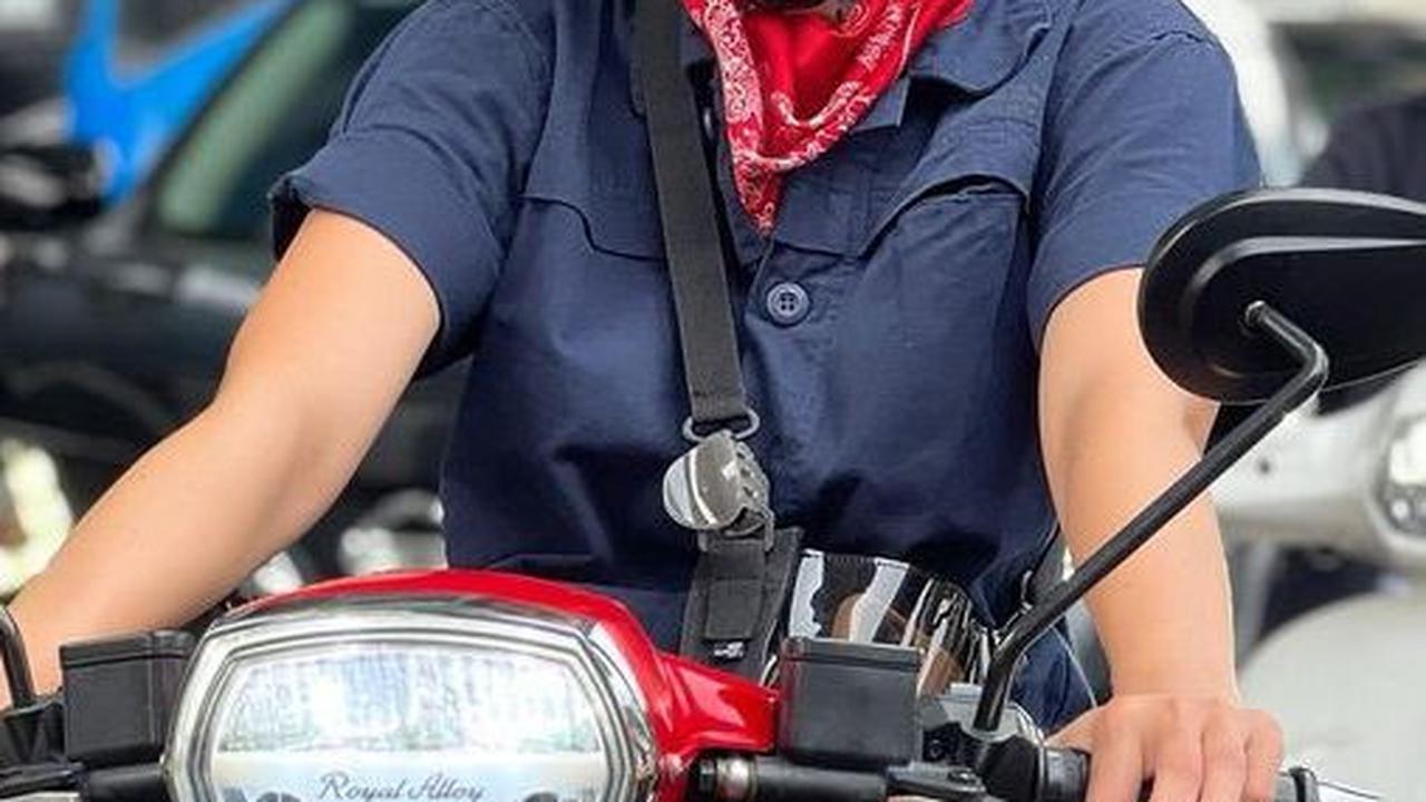Selvy Kitty Naik Vespa