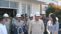 Wakil Menteri Pertanian (Wamentan) Sudaryono berkunjung ke Sentra Penggilingan Padi (SPP) Karawang Jawa Barat, Kamis (15/5/2025). (Maulandy/Liputan6.com)&nbsp;