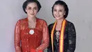 Celine terlihat anggun mengenakan kebaya merah dengan sanggul tradisional yang sederhana namun elegan. [Foto: instagram/ Celine Evangelista]