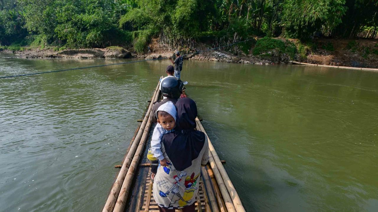 FOTO: Rakit Bambu Terakhir di Sungai Cisadane Masih Melayani Warga