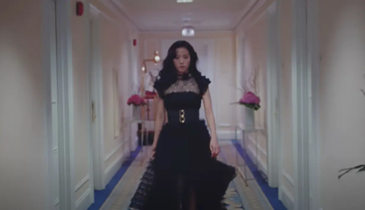 Sebagai anak emas Dior, Jisoo BLACKPINK kenakan busana serba hitam bergaya klasik [Tangkapan layar YouTube]