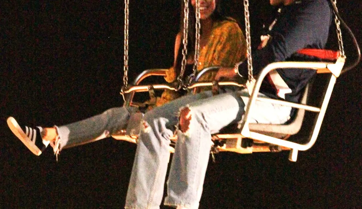 Putusnya hubungan mereka tersebar pada 7 Agustus lalu saat Younes terlihat mesra dengan perempuan lain. (BackGrid - USMagazine)