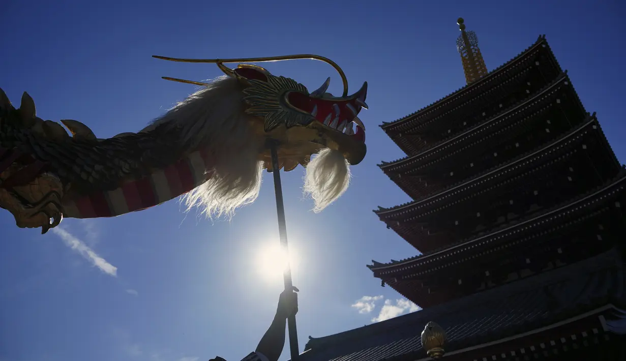 Penduduk setempat memainkan "Kinryu no Mai," atau Tarian Naga Emas di Kuil Sensoji di lingkungan Asakusa di Tokyo, Senin (18/10/2021). Naga Jepang  adalah makhluk legendaris yang beragam dalam mitologi dan cerita rakyat Jepang.(AP Photo/Eugene Hoshiko)