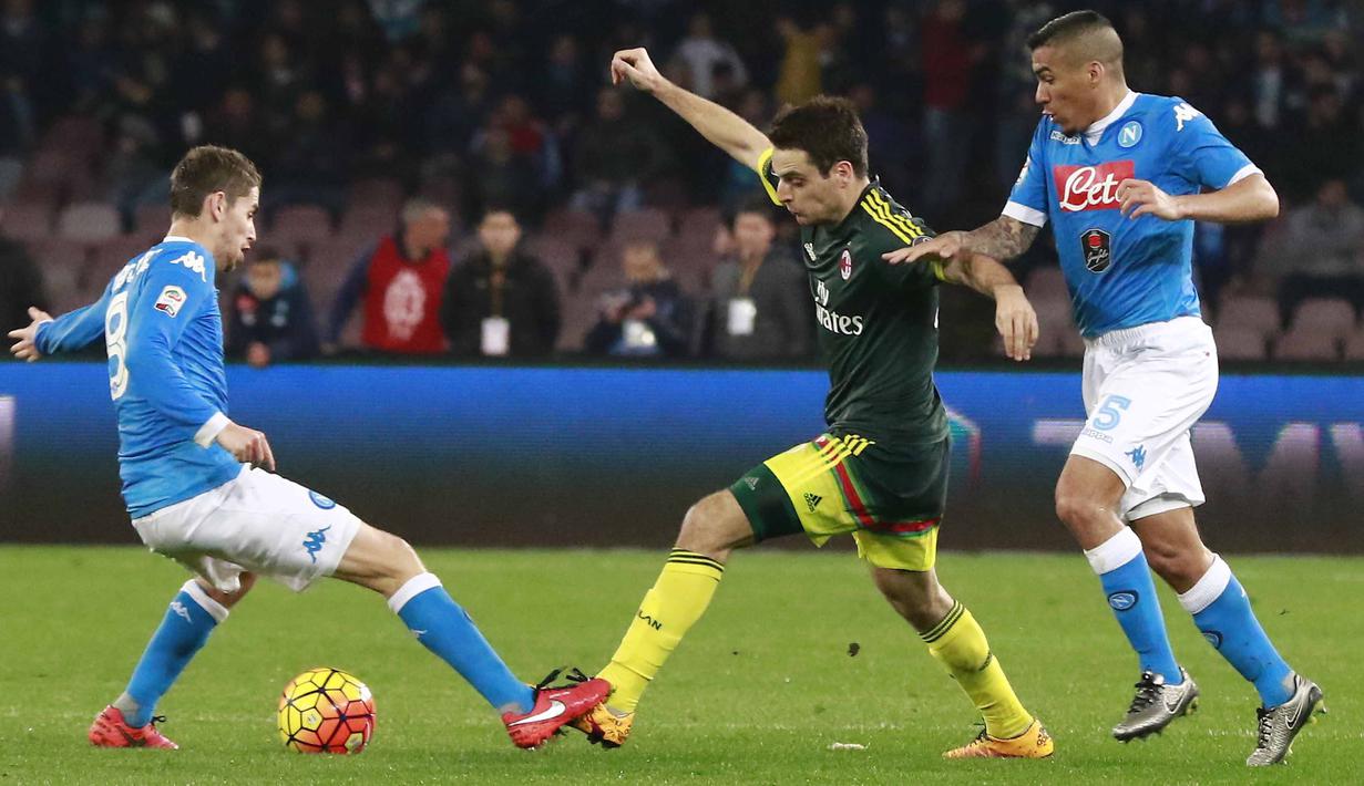 Pemain AC Milan, Giacomo Bonaventura (tengah)  berusaha keluar dari hadangan para pemain SSC Napoli pada pertandingan Serie A pekan ke-26 di San Paolo, Naples, Selasa (23/2/2016) dini hari WIB. (AFP/Carlo Hermann)
