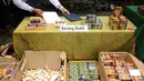 Dus-dus berisi obat palsu dari berbagai merek diperlihatkan saat rilis di Ditreskrimsus Polda Metro Jaya, Jakarta, Senin (9/11/2015). Polda Metro Jaya mengamankan 25 jenis obat palsu dan menahan satu orang tersangka. (Liputan6.com/Helmi Fithriansyah)