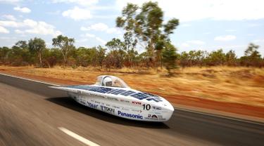 Mobil tenaga surya dari Universitas Tokai melaju ke arah Tennants Creek pada hari kedua balapan di Australia (9/10). Para peserta balapan ini harus melewati lintasan sepanjang 3.000 kilometer. (AFP Photo/World Solar Challenge 2017/Mark Kolbe)