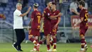 Jose Mourinho (kiri) sukses mengawali debutnya sebagai nakhoda baru AS Roma di Liga Italia musim 2021/2022. Skuat asuhannya berhasil merebut poin tiga dari Fiorentina pada giornata pertama liga. (Foto: AP/Gregorio Borgia)