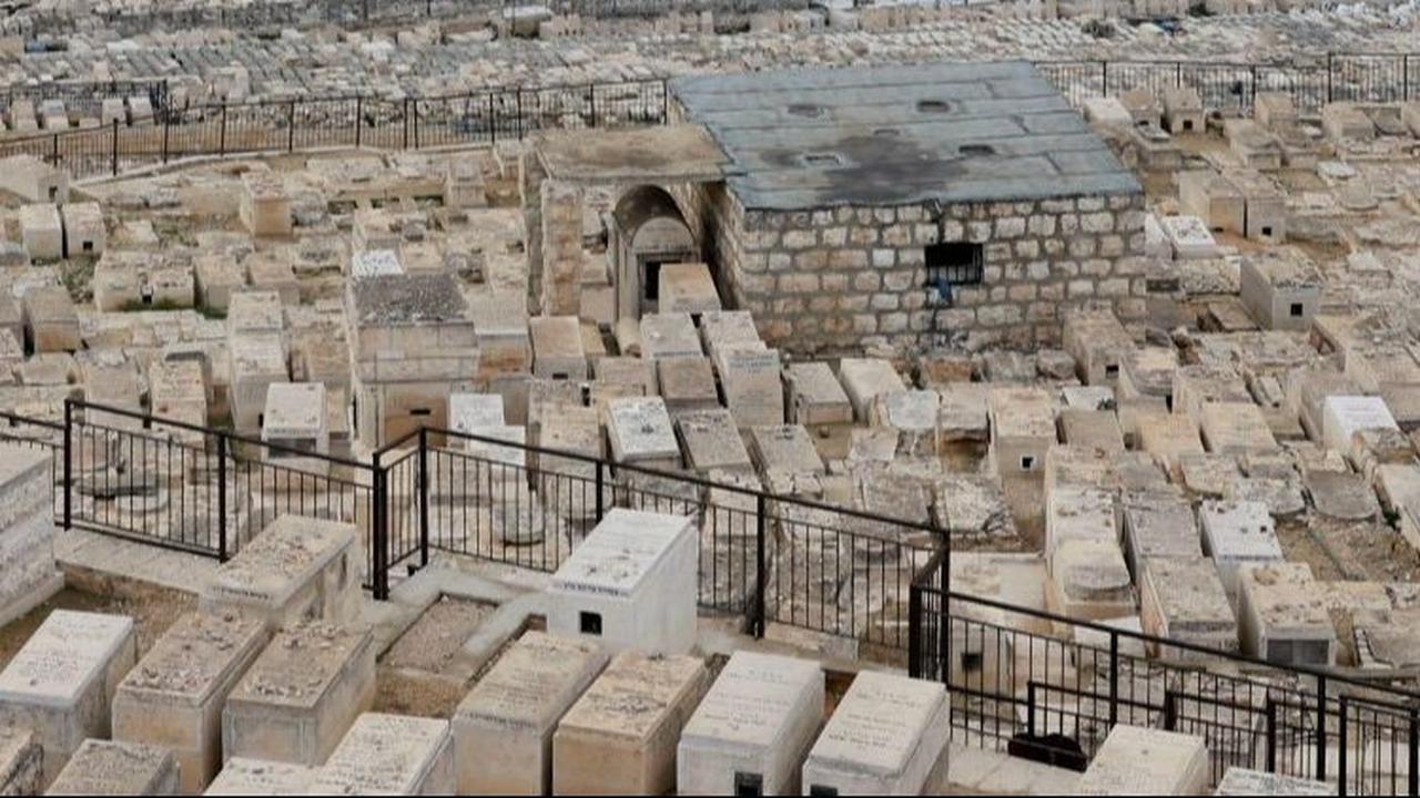 Al Aqsa, salah satu situs paling suci di dunia bagi umat Islam, terletak di puncak bukit di Kota Tua Yerusalem di sebuah kompleks yang juga dihormati oleh orang Yahudi.&nbsp;