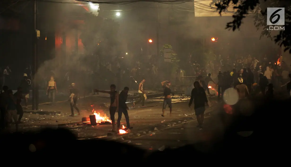 Massa melakukan perlawanan dan membakar barang di sekitar Pasar Jaya Blok A, Tanah Abang, Jakarta Pusat, Rabu (22/5/2019). Massa pengunjuk rasa berada di kawasan tersebut setelah terus dipukul mundur oleh aparat dari kawasan gedung Bawaslu. (Liputan6.com/Gempur M Surya)