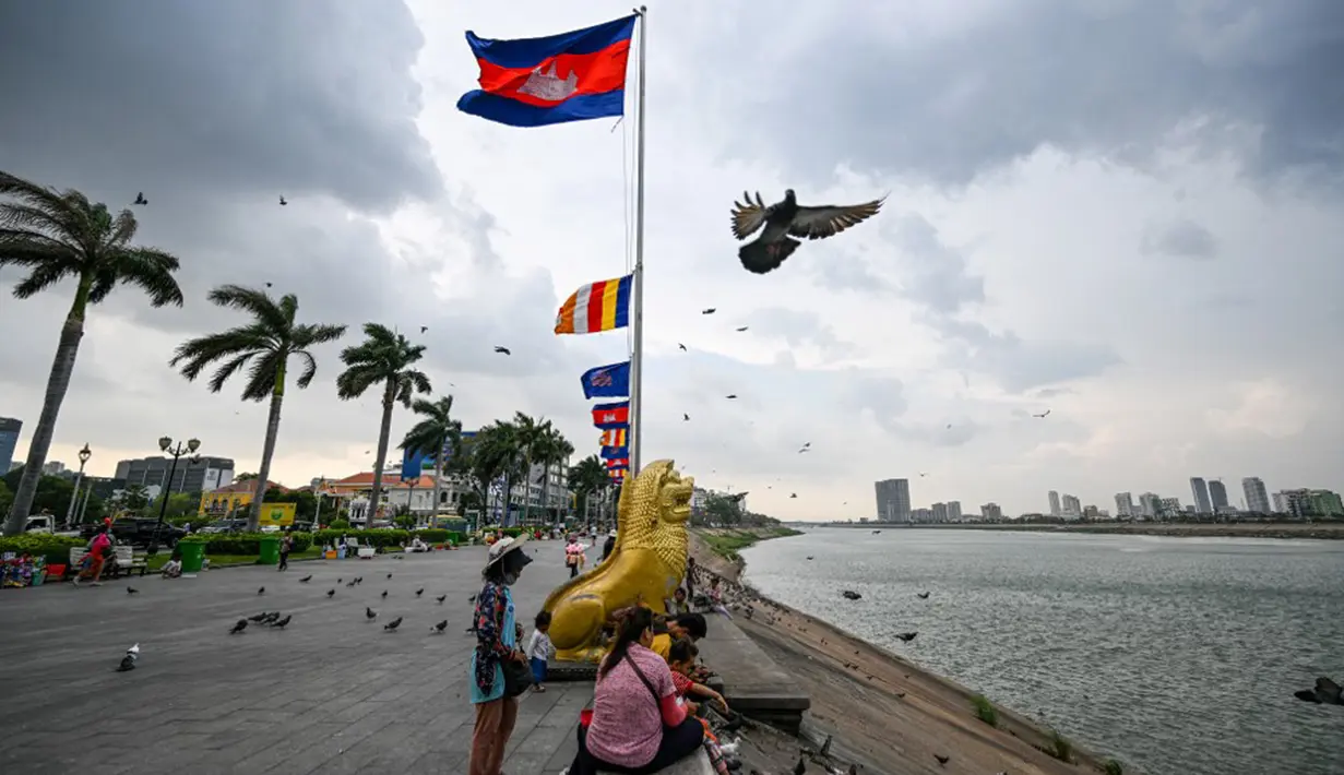 Adapun di Bandara Internasional Phnom Penh, para atlet dan ofisial dari setiap kontingen disambut puluhan sukarelawan dan juga poster SEA Games yang tertempel di dinding. (Mohd RASFAN/AFP)