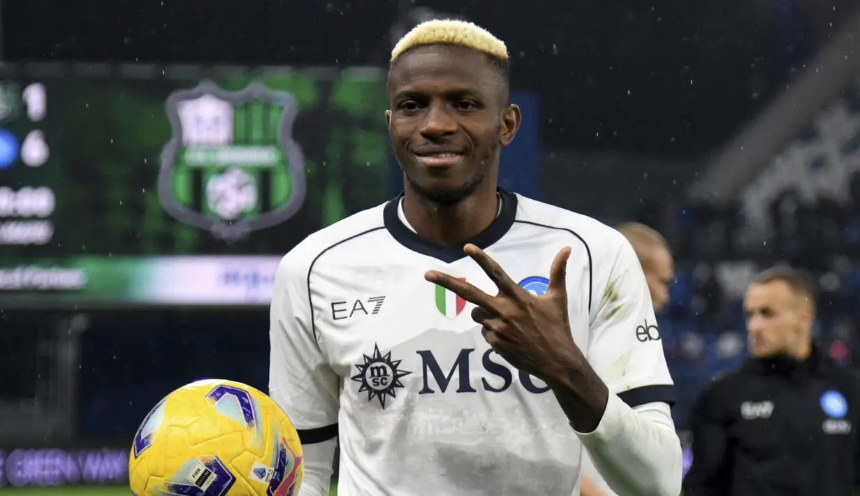 Pemain Napoli, Victor Osimhen berpose setelah mengalahkan Sassuolo pada laga lanjutan Liga Italia 2023/2024 di Mapei Stadium, Reggio Emilia, Italy, Kamis (29/02/2024) dini hari WIB. (AP Photo/LaPresse/Massimo Paolone)