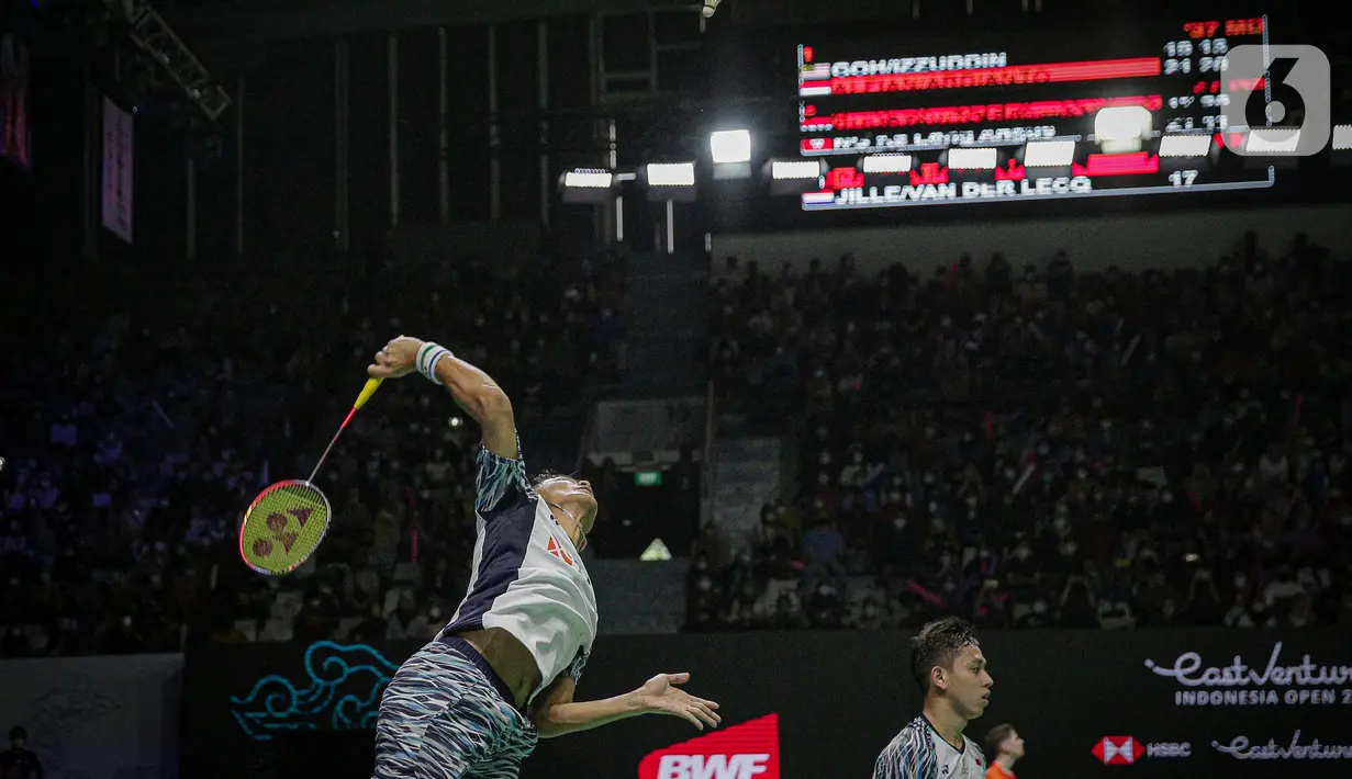 Ganda putra Indonesia Fajar Alvian/Muhammad Rian Ardianto mengembalikan kok Goh Zse Fei/Nur Izzuddin dari Malaysia saat tampil dalam Indonesia Open 2022 di Istora Senayan, Jakarta, Rabu (15/6/2022). Fajar Alvian/Muhammad Rian Ardianto menang dengan skor 21-19, 21-14. (Liputan6.com/Faizal Fanani)