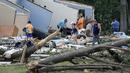 Sedikitnya 16 orang terluka antara kabupaten Nash & Edgecombe setelah tornado melewati Rocky Mount, North Carolina Rabu sore. (AP Photo/Chris Seward)
