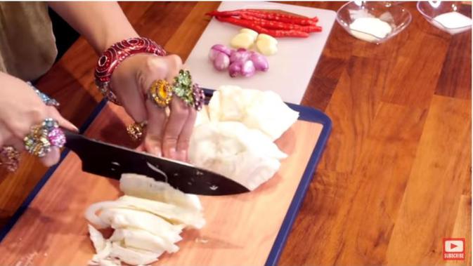 Aksi Kocak Rina Nose Bikin Resep Murah dan Sehat Bareng Suami. foto: Youtube @'Rina Josscy