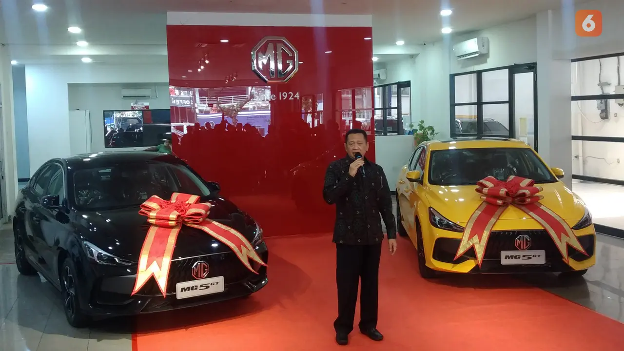 Bamsoet dengan 2 sedan MG 5 GT miliknya