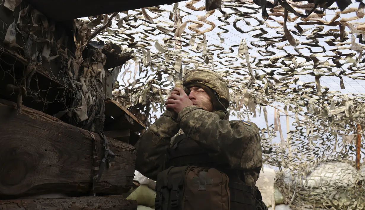 Seorang tentara Ukraina dalam posisi bertempur di garis pemisah dari pemberontak pro-Rusia dekat Debaltsevo, wilayah Donetsk, Ukraina (3/12/2021). Menteri Pertahanan Ukraina Oleksii Rezkinov mengatakan kepada parlemen bahwa Ukraina saat ini memantau ketat pergerakan Rusia. (AP Photo/Andriy Dubchak)