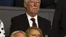 Mantan manajer Manchester United Sir Alex Ferguson mengheningkan cipta selama beberapa menit setelah meninggalnya Ratu Elizabeth II, menjelang pertandingan sepak bola grup E Liga Europa antara Manchester United dan Real Sociedad di Old Trafford di Manchester, Inggris, Kamis, 8 September 2022. (AP Photo/Dave Thompson)
