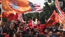 Jakmania merayakan kemenangan Persija saat penyerahan piala Liga I di depan Balai Kota, Jakarta, Sabtu (15/12). Kemenangan Persija di Liga 1 jadi momen bersejarah bagi masyarakat Ibu Kota. (Liputan6.com/Herman Zakharia)