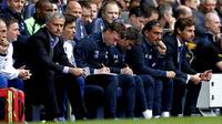 Jose Mourinho dan Andre Villas-Boas memperhatikan anak asuhnya bertanding pada pertandingan antara Tottenham Hotspur vs Chelsea di White Hart Lane, London (28/09/2013), (AFP/Ian Kington).