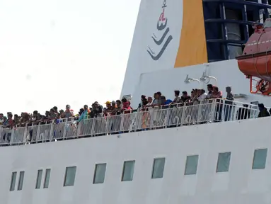 Penumpang berada di KM Dharma Ferry VII saat tiba di Dermaga Gapura Surya Nusantara, Pelabuhan Tanjung Perak, Surabaya, Jawa Timur, Kamis (30/5/2019). Memasuki H-6 Idul Fitri, pemudik yang berasal dari luar pulau Jawa mulai berdatangan. (merdeka.com/Dwi Narwoko)