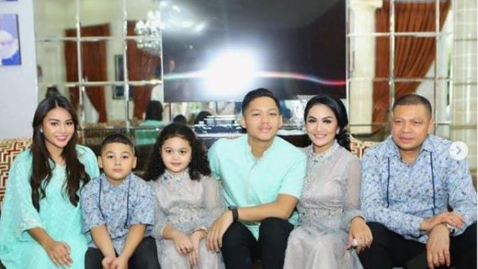 Krisdayanti dan keluarga saat merayakan lebaran 2019. (dok. Instagram @krisdayantilemos/https://www.instagram.com/p/ByWaEyDA_8f/Henry