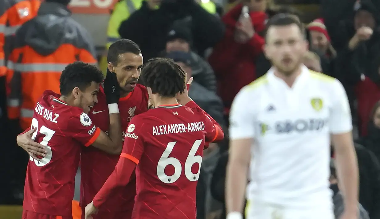 Bek Liverpool, Joel Matip (tengah kiri) merayakan dengan rekan satu timnya setelah mencetak gol ke gawang Leeds United selama pertandingan lanjutan Liga Inggris di stadion Anfield di Liverpool, Inggris, Kamis (24/2/2022). Liverpool menang telak atas Leeds United 6-0.  (AP Photo/Jon Super)
