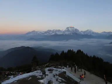 Sejumlah turis mengagumi pemandangan di Bukit Poon yang terletak di Distrik Myagdi, Nepal (15/2/2020). Bukit Poon, yang juga dikenal sebagai Poon Hill, merupakan sebuah lokasi di sepanjang rute pendakian di wilayah Annapurna yang populer di kalangan wisatawan. (Xinhua/Zhou Shengping)