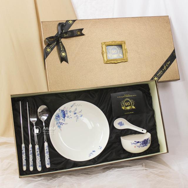 Salah satu katalog yang ada di Anaria Souvenir.