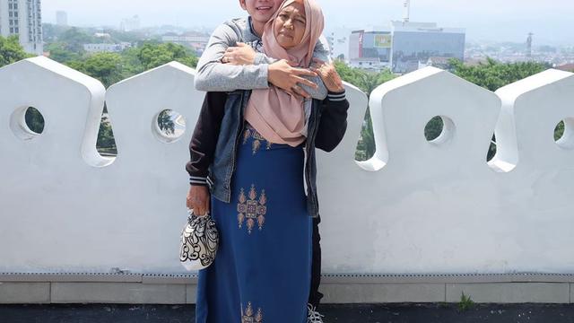 6 Potret Kebersamaan Rizki D’Academy dan Ibundanya, Penuh Kehangatan