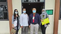 Pengacara Achmad Azhari mendampingi kliennya, untuk mengurus gugatan anak tiri kliennya, yang menggugat rumah mewah di Palembang Sumsel (Liputan6.com / Nefri Inge)