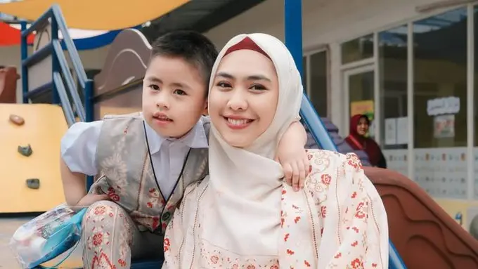 Potret Sulaiman Anak Oki Setiana Dewi Kembali Sekolah (credit: instagram/okisetianadewi)
