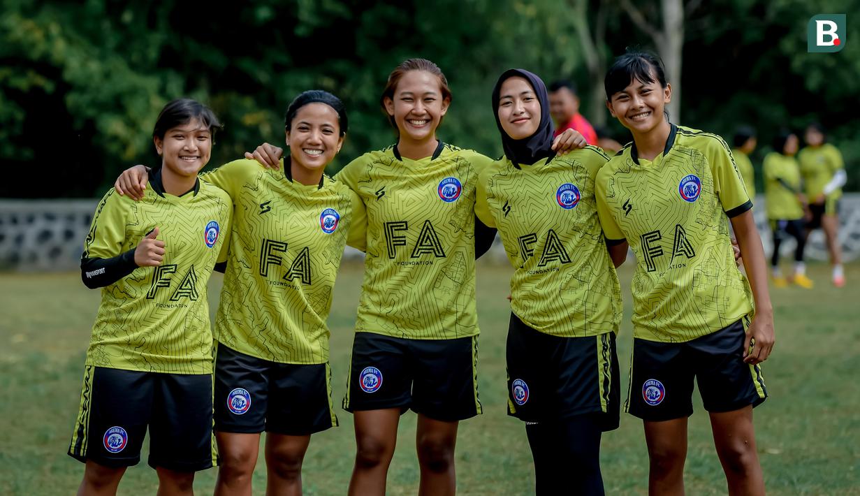 Beberapa diantara mereka juga punya jumlah followers hingga ratusan ribu. Seperti akun Instagram milik Shafira Ika. Merekrut pemain cantik ini memang merupakan strategi manajemen Arema Women untuk mendongkrak popularitas klub. (Foto: Bola.com/Iwan Setiawan)