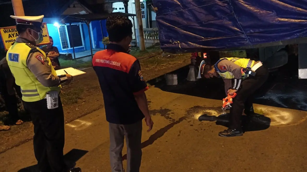 Satlantas Polresta Banyuwangi lakukan olah TKP di Jalan Raya Situbondo. (Istimewa)