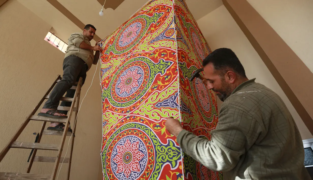 Sejumlah pria embuat lentera Ramadan tradisional di Kota Khan Younis, Jalur Gaza selatan (19/4/2020). Jelang Ramadan, warga Palestina membeli lentera beraneka warna, yang dikenal sebagai fanoos dalam bahasa Arab, untuk anak-anak mereka atau sebagai hiasan di rumah. (Xinhua/Rizek Abdeljawad)