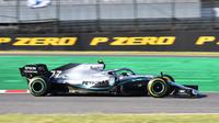 Pembalap Mercedes, Valtteri Bottas memacu mobilnya selama balapan Formula 1 (F1) GP Jepang di Sirkuit Suzuka, Minggu (13/10/2019). Valtteri Bottas berhasil menjadi juara F1 GP Jepang dengan mencatatkan waktu kemenangan 1 jam 23 menit 21,510 detik. (Toshifumi KITAMURA/AFP)