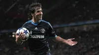 Raul Gonzalez. Striker asal Spanyol ini mencetak gol ke-70 saat berseragam Schalke setelah sebelumnya mencetak 66 gol bersama Real Madrid. Total membutuhkan 139 penampilan untuk mencetak 70 gol. (AFP/Patrik Stollarz)