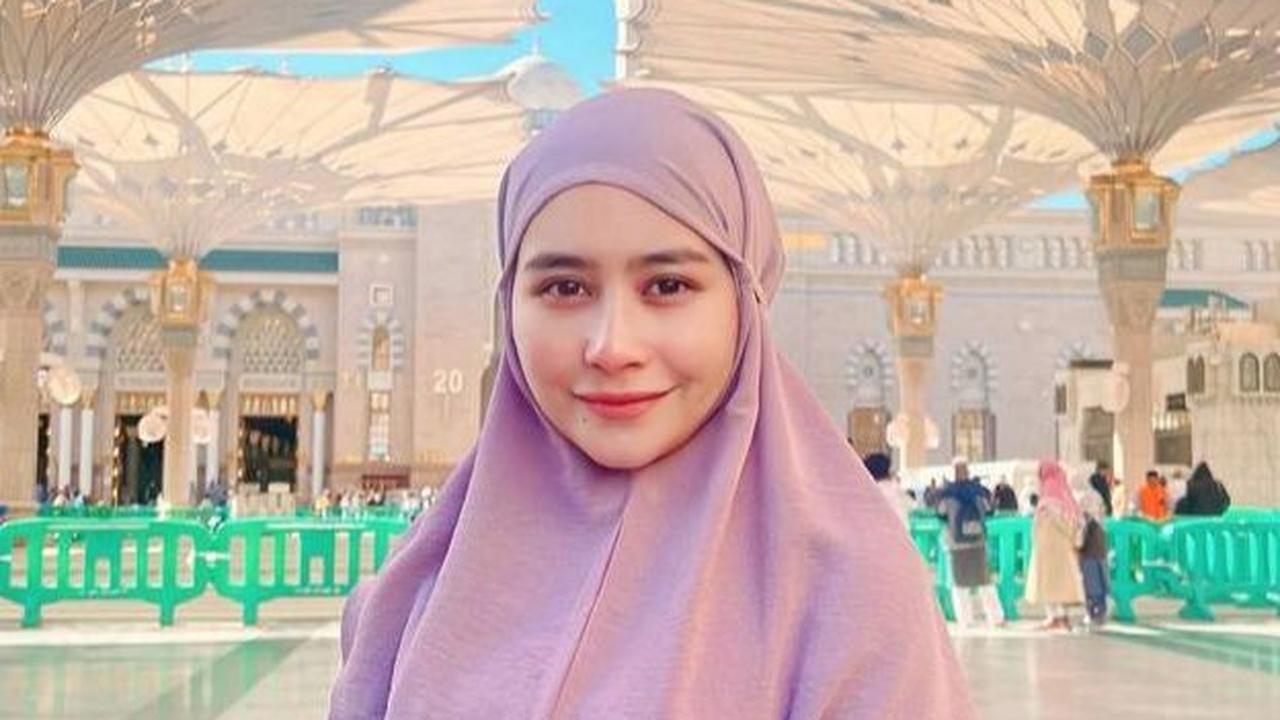 7 Foto Prilly Latuconsina Cantik Berhijab Saat Ibadah Umrah Bersama Keluarga